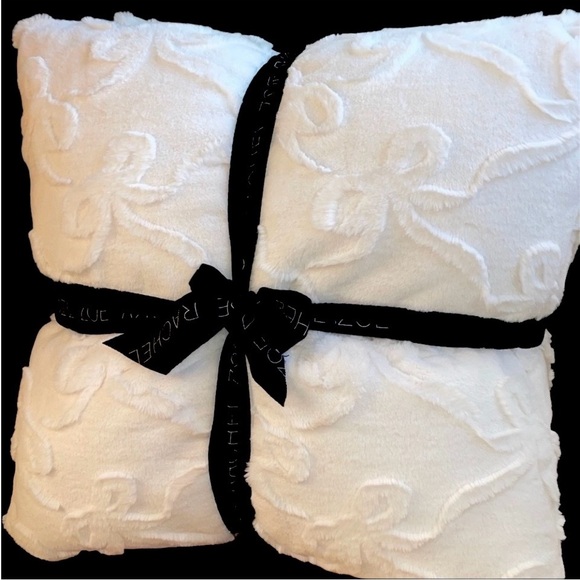🎀Rachel Zoe Cream Plush Luxurious Faux Fur Pillow Duo with Bow Pattern 🎀 - Picture 3 of 16